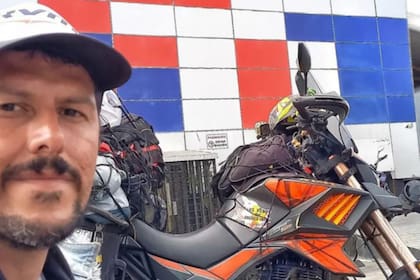 Emilio comenzó en 2019 una travesía por América Latina en motocicleta