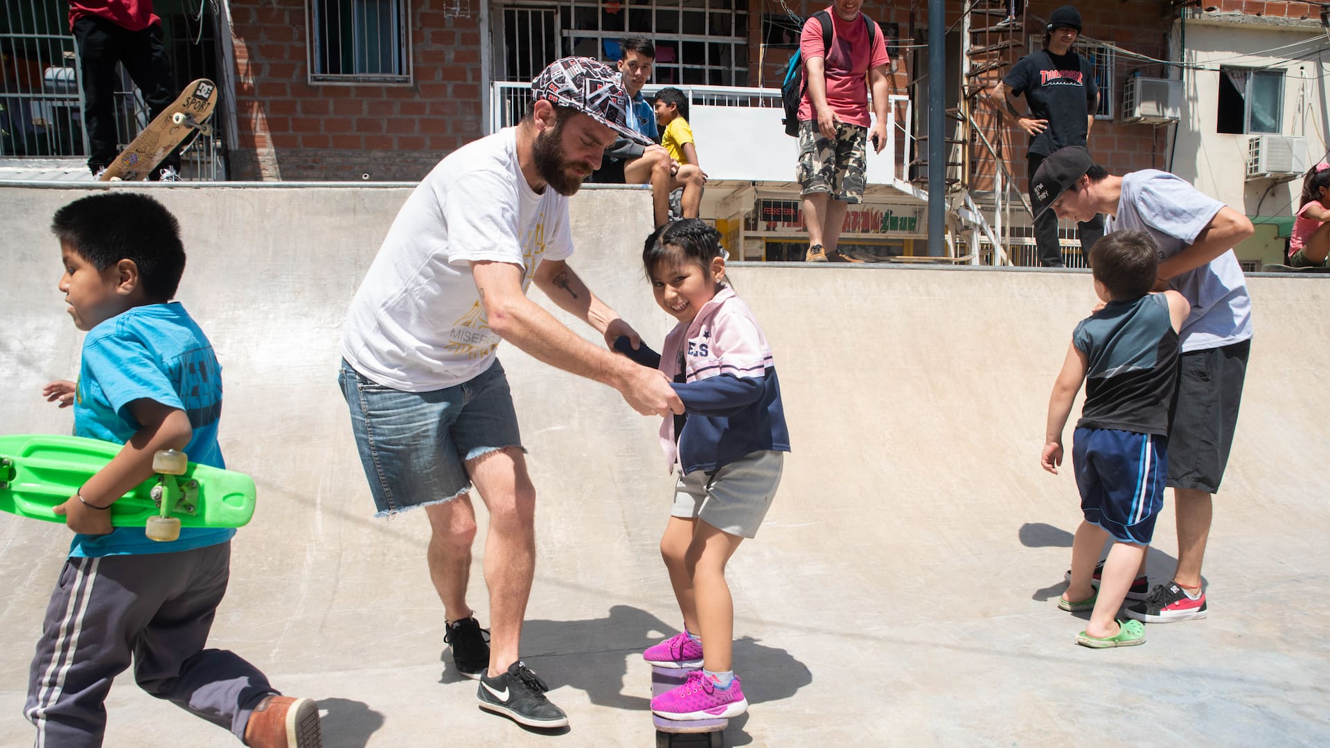 Emilio Cornaglia da clases de skate en la VIlla 31