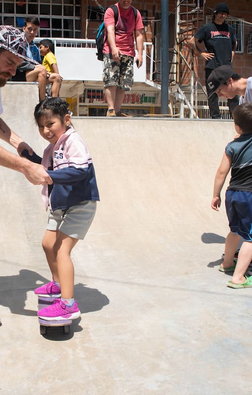 Emilio Cornaglia da clases de skate en la VIlla 31