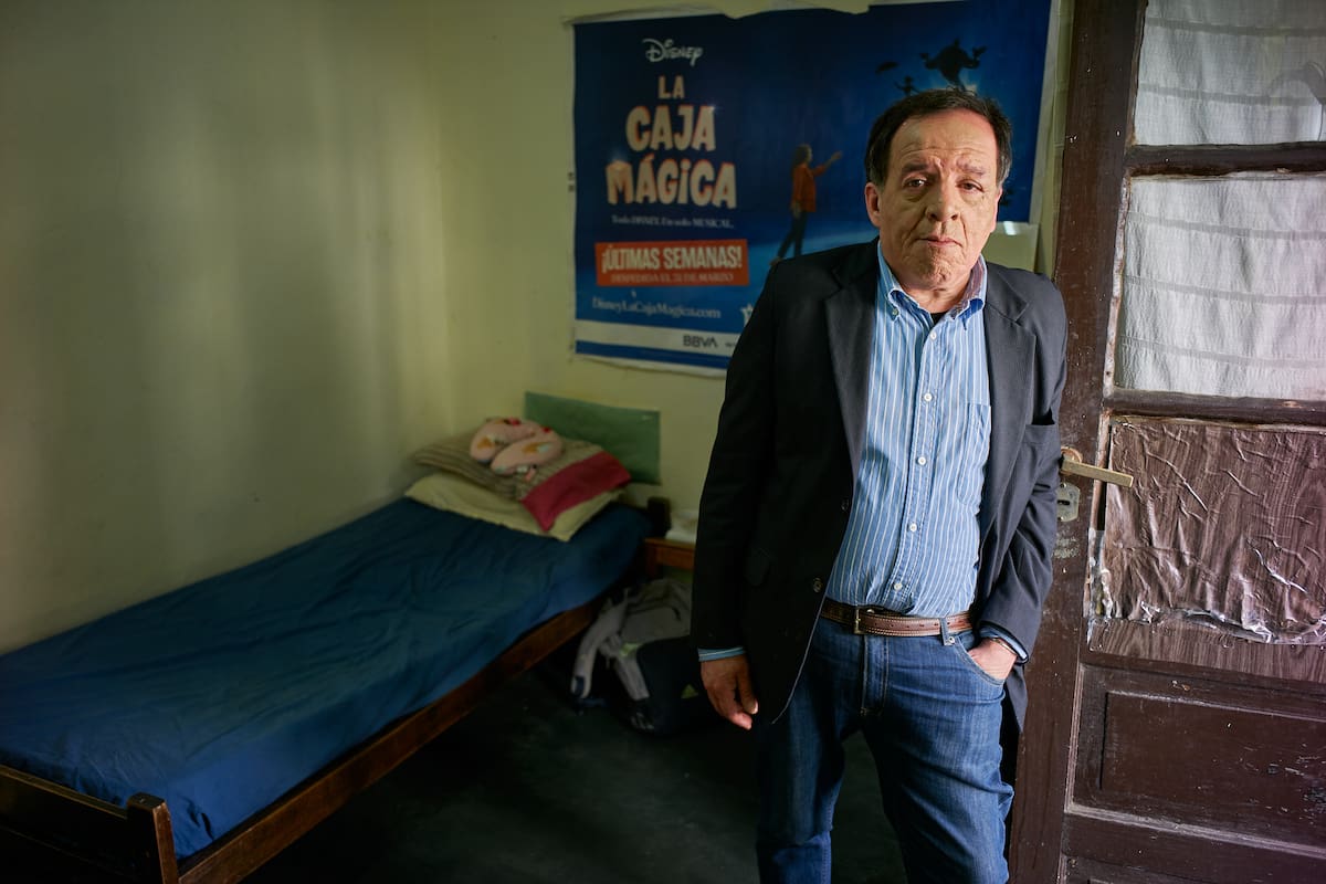 Emilio del Río tiene 62 años, es fotógrafo y técnico óptico y alquila una pieza sin baño en Congreso
