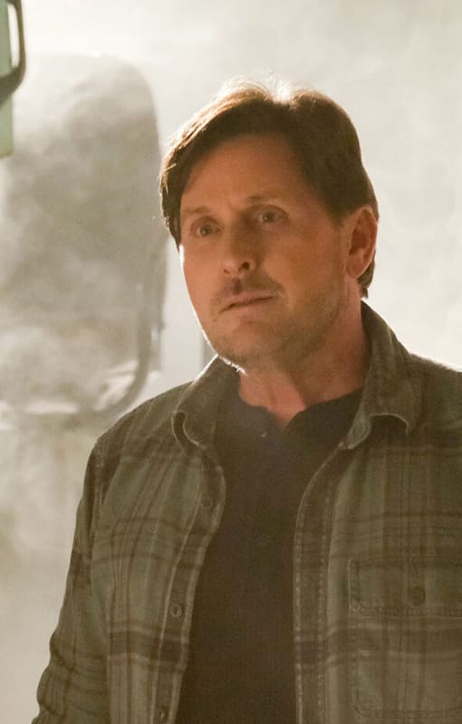 Emilio Estévez, en una escena de The Mighty Ducks, el proyecto que lo trajo de regreso a la pantalla