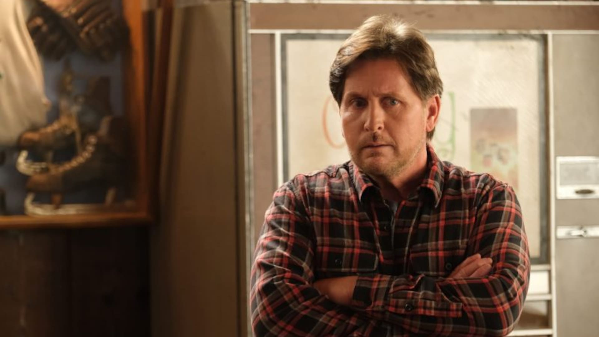 Emilio Estévez, en una escena de The Mighty Ducks, el proyecto que lo trajo de regreso a la pantalla