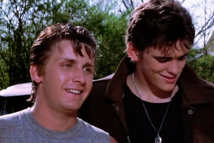 Emilio Estevez junto a Matt Dillon, otro de los actores a los que la prensa incluyó dentro de la "pandilla"