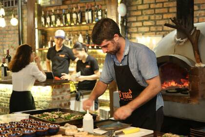 Emilio Fusé es rionegrino; se fue a vivir a Nueva Zelanda y emprendió un viaje por el Sudeste asiático: se enamoró de un pueblo pescador vietnamita y se quedó a vivir