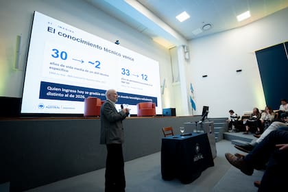 Emilio López Gabeiras, decano de la Facultad de Ingeniería, presentó el nuevo plan de estudio en el auditorio