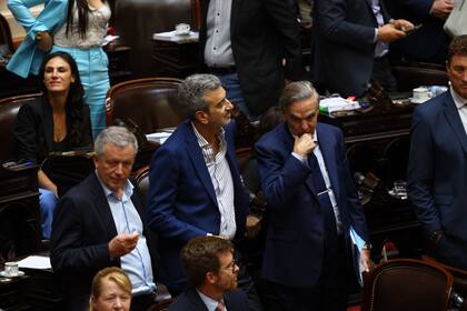 Emilio Monzó, Florencio Randazzo y Miguel Ángel Pichetto, del bloque Hacemos Coalición Federal, tras la aprobación de la ley ómnibus