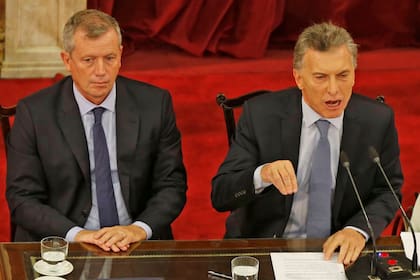 Mauricio Macri lamentó haber "delegado" en Emilio Monzó y Rogelio Frigerio el diálogo con el peronismo y le contestaron que gracias a ellos dos se lograron "las leyes más importantes" para la "gobernabilidad"