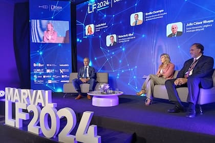 Emilio Ocampo, director del CEMA, entrevistado por Cecilia Mairal, socia del departamento de Bancos y Finanzas de Marval O'Farrell Mairal, y Roberto E. Silva (h.), socio del departamento de Bancos y Mercado de Capitales de Marval O'Farrell Mairal