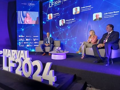 Emilio Ocampo, director del CEMA, entrevistado por Cecilia Mairal, socia del departamento de Bancos y Finanzas de Marval O'Farrell Mairal, y Roberto E. Silva (h.), socio del departamento de Bancos y Mercado de Capitales de Marval O'Farrell Mairal