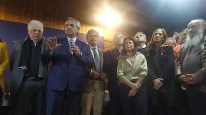 Emilio Pérsico, de barba, en un acto con Alberto Fernández en la sede del PJ nacional
