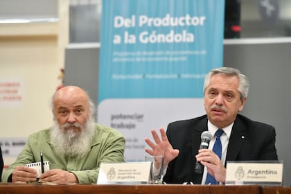 Emilio Pérsico y Alberto Fernández, en un acto