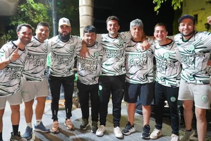 Emilio Quiroz (cuarto desde la izquierda) junto a dirigentes y técnicos del Club Camioneros -entre ellos, el presidente Pablo Moyano- en octubre de 2024