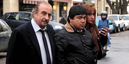 Emilio Quiróz junto a su defensor Daniel Llermanos