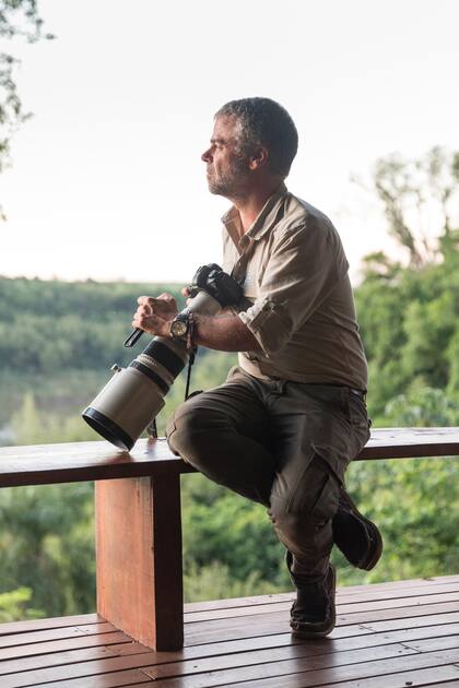 Emilio White es un fotógrafo que se formó como autodidacta.