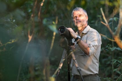 Emilio White tiene un telescopio para hacer observación de aves.