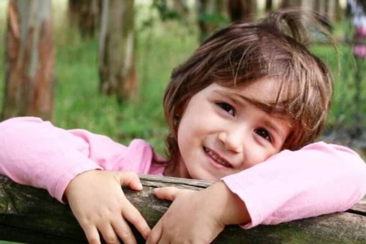 Emily, de siete años, tiene leucemia; su familia inició una campaña para que pueda ser tratada en España.