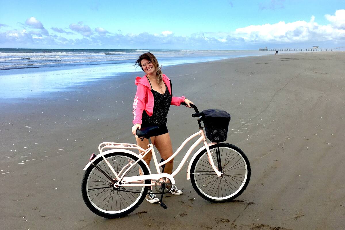 Emily, feliz en la costa argentina