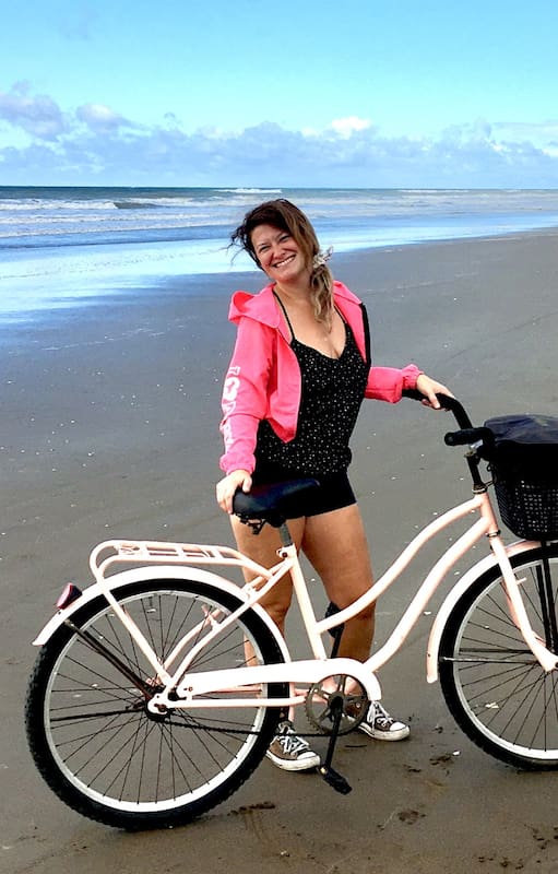 Emily, feliz en la costa argentina
