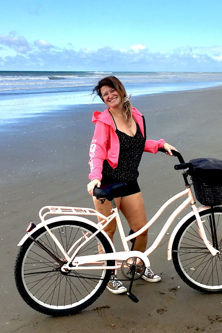 Emily, feliz en la costa argentina