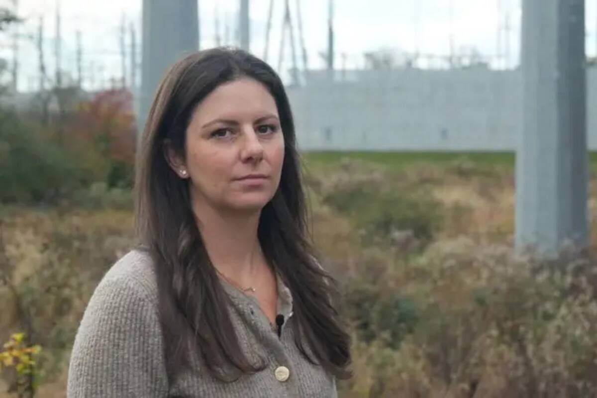 Emily Kasabian frente a una subestación cerca de su casa. Meiying Wu/BBC