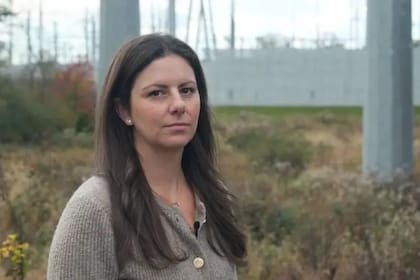 Emily Kasabian frente a una subestación cerca de su casa. Meiying Wu/BBC