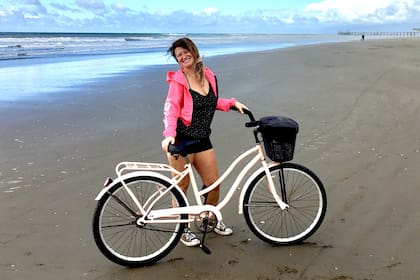 Emily pateó el tablero de su vida en Estados Unidos y echó raíces en la costa atántica