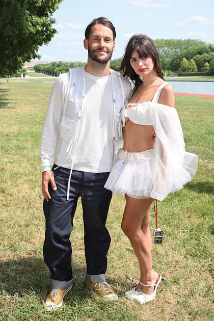 Emily Ratajkowski y Simon Porte, artífice de Jacquemus.