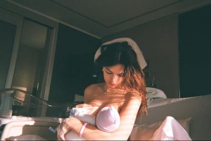 Emily Ratajkowski y su hijo recién nacido, en una imagen de 2021
