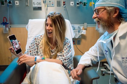 Emily Sammartano, quien había dado a luz unos meses antes mientras recibía diálisis, comparte una foto de su bebé con el Dr. Robert Montgomery antes de someterse a un trasplante de riñón en NYU Langone Health, en Nueva York, el 30 de abril de 2026. La experiencia de esperar su propio trasplante de corazón puso de manifiesto los desafíos de un sistema que él había intentado arreglar durante décadas. (Angelina Katsanis/The New York Times)