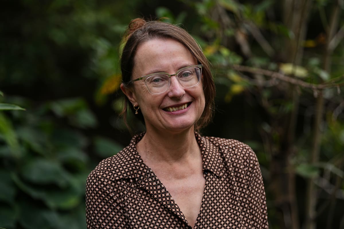 Emily Wilson, profesora de estudios clásicos de la Universidad de Pensilvania, posa para una fotografía en Filadelfia, antes del anuncio de la futura reedición de su versión de Homero