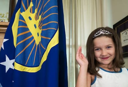 Emily y la bandera de Bir Tawil, creada por su padre; la ONU no reconoció ninguno de los "conquistadores" de ese territorio africano