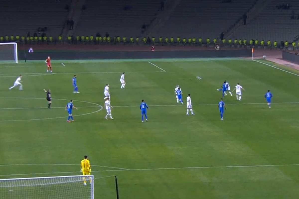 Emin Mahmudov ya sacó su remate: será el golazo de media cancha de Azerbaiyán a Suecia, en la eliminatoria para la Eurocopa Alemania 2024.