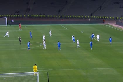 Emin Mahmudov ya sacó su remate: será el golazo de media cancha de Azerbaiyán a Suecia, en la eliminatoria para la Eurocopa Alemania 2024.