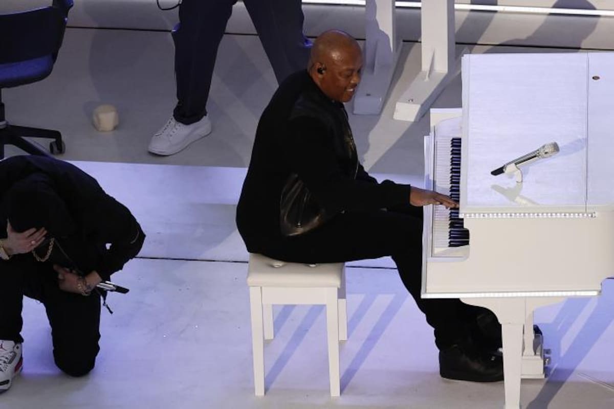 Eminem se arrodilló en medio de su actuación en el Súper Bowl 2022 y desató la polémica