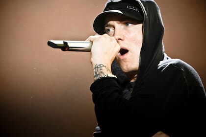 Buena parte de la prensa consideraba a Eminem un “peligro público” y teorizaba sobre los motivos de la tolerancia ante sus excesos