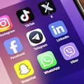 Emiratos Árabes Unidos prohíbe las redes sociales a menores de 15 años en su territorio
