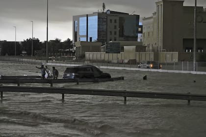 Una autopista inundada en Dubai.