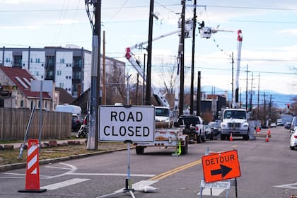 Emiten rara advertencia meteorológica mientras fuertes vientos avivan incendios en Colorado