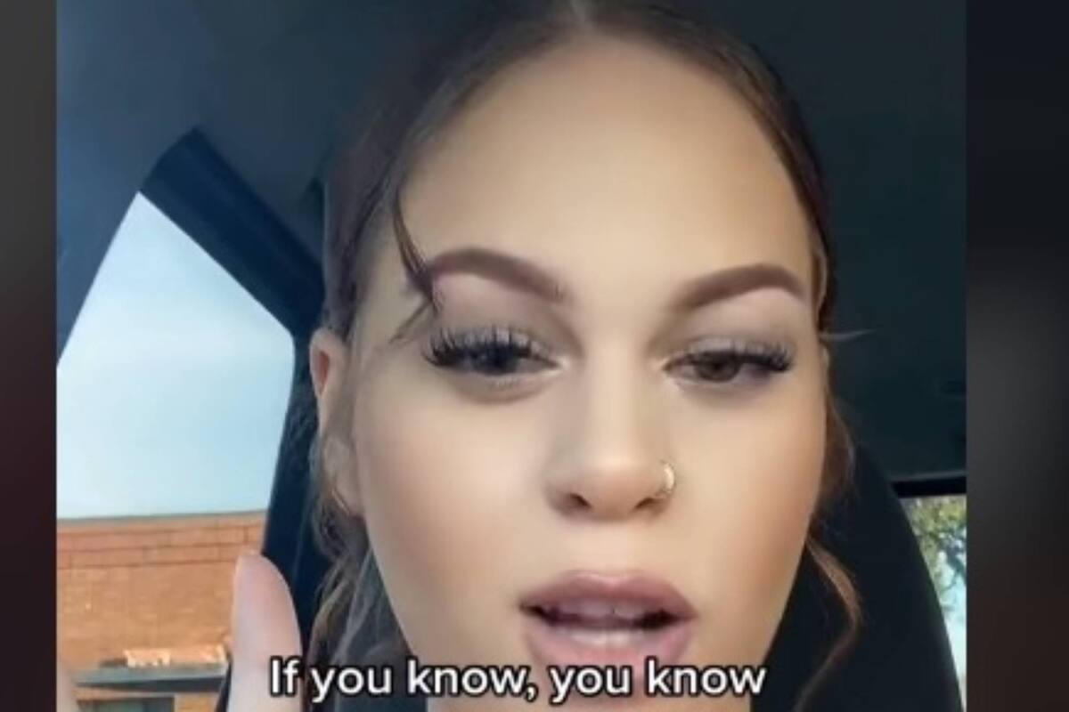 Emma contó desde el interior de su automóvil que su novio la cuestionó por su vestimenta elegida para una entrevista. No obstante, consiguió el empleo.