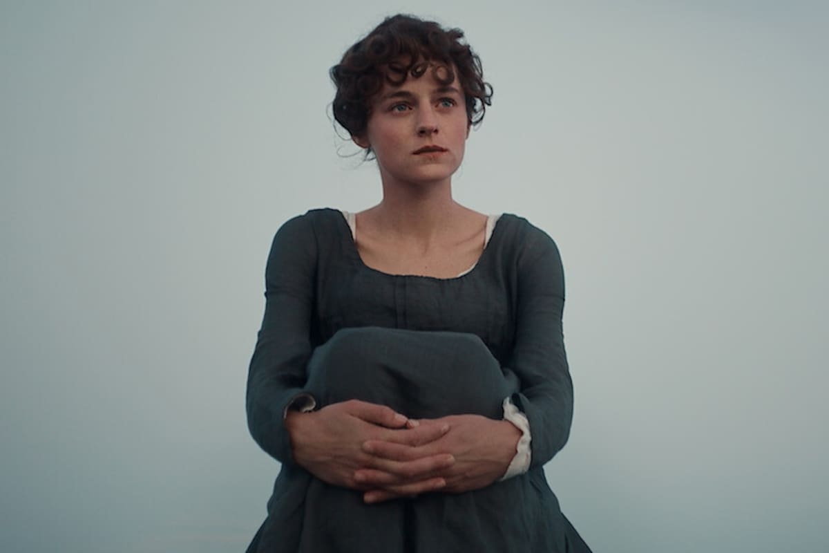 Emma Corrin en Orgullo y prejuicio, la serie