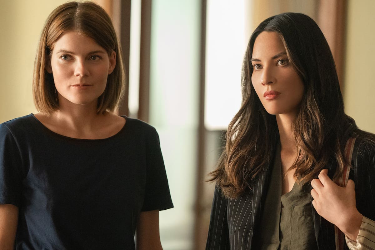 Emma Greenwell y Olivia Munn, en una escena de The Rook
