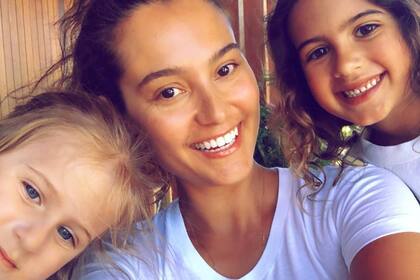 Emma Heming junto a sus dos hijas