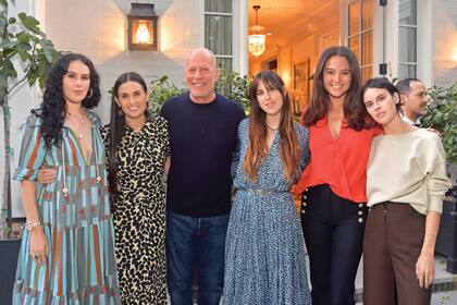 Emma Heming, la esposa de Bruce Willis se apoya en Demi Moore y en las hijas mayores del actor para atravesar el torbellino del nuevo diagnóstico