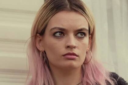 Emma Mackey como Maeve Wiley, en Sex Education: todos la confunden con Margot Robbie