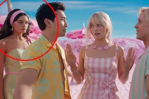 Emma Mackey (izq.) se sumó al film y sorprendió a los fanáticos por el gran parecido que tiene con la protagonista