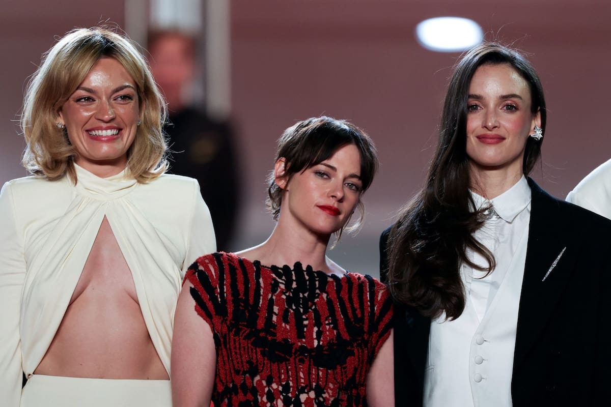 Emma Mackey, Kristen Stewart y Charlotte Le Bon, anoche en la premiere mundial de Full Phil, el film que protagonizan junto a Woody Harrelson presentado fuera de competencia en el festival de Cannes de este año