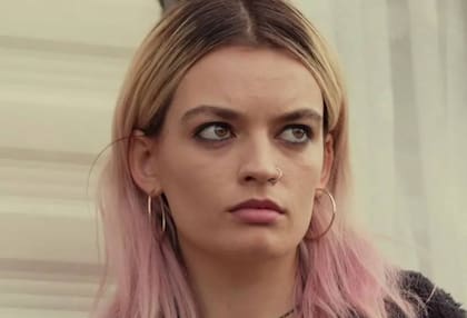 Emma Mackey, la actriz de Sex Education que muchos consideran parecida a Robbie, fue convocada por Gerwig para la película