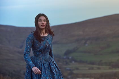 Emma Mackie como Emily Brontë en Emily