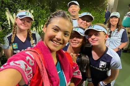 Emma Raducanu con las ballboys de Indian Wells