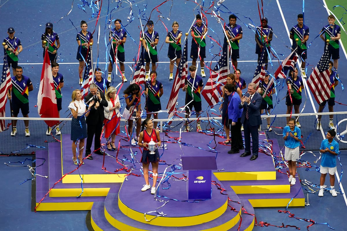 Emma Raducanu, en el centro del escenario; la joven británica conquistó el torneo femenino y se convirtió en la gran revelación de un US Open con muchas y agradables sorpresas